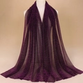 Écharpe respirante violet foncé métallisé avec fils de nylon scintillants sur un mannequin - 14# Pourpre Rose