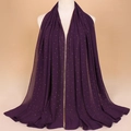 Écharpe en mousseline violet foncé avec strass dorés et bordure perlée sur mannequin - 180x70cm / Violet foncé
