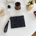 Mini tweed make-uptasje met gouddraad en parelrits op een wit bureau - Zwart