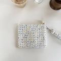 Mini tweed make-up organizer met parelrits en polsbandje op witte achtergrond - Wit