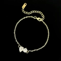 Dettaglio del bracciale a catena dorata con pietre di zircone cubico bianco a goccia - Bracciale in Zircone Dorato