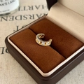 Detailaufnahme einer goldenen Ohrmanschette mit funkelnden Zirkonia in einer Schmuckschatulle - Goldene Zirkon Eingelegte Ohrmanschette