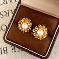 Dettaglio di orecchino a fiore vintage con perla e petali di zircone in scatola di velluto - Oro