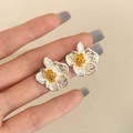 Primo piano dettagliato di orecchini a fiore con petali argentati e pistilli dorati - Petali d'argento Con Pistillo d'oro (Fiore Bianco)