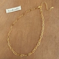 Détail d'un collier chaîne trombone doré avec fermoir mousqueton et pendentif - Collier Or