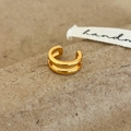 Macro di orecchino a clip a doppio strato in oro lucido su carta artigianale - Oro
