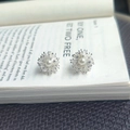Orecchini vintage a fiore con perla e zirconi su un libro aperto elegante - Argento