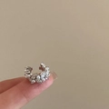 Elegante zilveren oormanchet met parels en zirkoon gedragen op de vinger voor display - Zilver