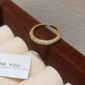 Anello aperto dorato elegante con tre file di zirconi su supporto in velluto marrone - C-3 Anello Intarsiato di Zirconi Oro
