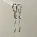 Detalle de pendientes de serpiente plateados con circonitas y ojos de cristal verde - Plateado
