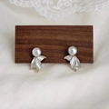 Pendientes de perlas estilo francés con borde dorado en soporte de madera - Pendientes de Botón de Perla de Concha Cola de Pez Blanca