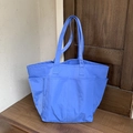 Borsa tote in nylon blu reale con quattro tasche esterne e tracolla rinforzata - Blu