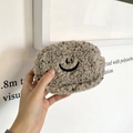 Kleiner beiger Plüsch-Geldbeutel mit gesticktem schwarzen Smiley-Gesicht aus Lammwolle - Hellgrau