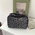 Grande borsa per cosmetici portatile con stampa leopardata, manico nero e cerniera - Nero