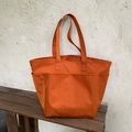 Grande borsa tote in nylon arancione con tre tasche frontali e manici in tessuto - Colore caramello