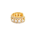 Dettaglio dell'ear cuff dorato con perle bianche e pavé di strass scintillanti - A-5 Ear Cuff Oro Con Perla e Zircone