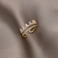 Anello corona in oro regolabile con zirconi marquise e perle su sfondo di seta lussuosa - Stile Corona Oro Con Zircone E Perla Di Conchiglia