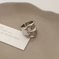 Minimalistische zilveren dikke open ring met lavatextuur op een beige dienblad - Onregelmatige Massieve Lavaring (C-81)