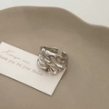 Glanzende zilveren open ring met onregelmatige golvende textuur op minimalistische achtergrond - Onregelmatige Holle Ring (C-81)