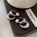 Orecchini geometrici in argento con perle bianche su uno sfondo elegante e curato - Argento