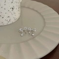 Elegantes pendientes de lazo plateados con circonitas brillantes y diseño refinado - Lazo Plateado
