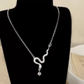 Dettaglio della collana a serpente d'argento con cristalli e occhi verdi su velluto - Collana Piccola Serpente Argento (B-603)