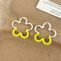Details von süßen Blumenohrsteckern mit silbernem Finish und neongelber Emaillierung - Grün