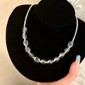 Dettaglio collana di perle di cristallo trasparente con grani di caffè in argento e catena - Collana di Cristallo Argento