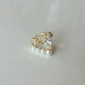 Detailansicht eines goldfarbenen Blumenrings mit Zirkonia und weißen Perlen - Gold