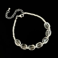 Vista dettagliata del bracciale con cristalli ovali trasparenti e catena argento regolabile - Bracciale con pietre dure in cristallo d'argento