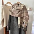 Écharpe classique à carreaux beige avec franges sur un manteau en laine pour l'automne - Chameau