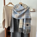 Écharpe à carreaux bleu et beige avec franges et étiquette tissée élégante - Bleu lac