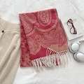 Sciarpa jacquard paisley rosa con nappe bianche su un set fotografico accogliente - Rosso