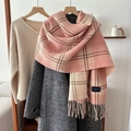 Sciarpa lunga a quadri rosa e beige con frange fatte a mano ed un'etichetta classica - Rosa