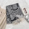 Sciarpa sensazione cashmere con motivo paisley bianco e nero e frange eleganti - Nero