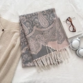 Scialle etnico in cashmere con motivo paisley grigio e rosa e frange bianche decorative - Grigio
