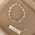 Vista dettagliata del bracciale fatto a mano con perle d'argento e cristalli bianchi - Bracciale con pietre dure in cristallo d'argento