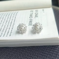 Silberne Feuerwerk Blumenohrstecker mit Perle und Zirkonia auf einem offenen Buch - Silberne Feuerwerk Perlenohrstecker (A-330)