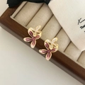 Détail de boucles d'oreilles fleur avec émail rose dégradé et bordure dorée polie - Dégradé Violet/Rose