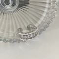 Elegante anillo multicapa de plata con perlas blancas y circonitas de corte marquesa - Anillo C-192 de Plata con Incrustación de Perla y Circonio
