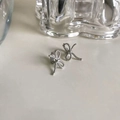 Nahaufnahme der silbernen Schleifenohrstecker mit detailliertem Kordelketten-Design - Silber