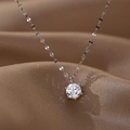Detalle del colgante de circón con engaste de seis garras en cadena de plata fina - Collar Plateado
