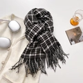 Klassischer schwarz-weißer Karoschal mit weichen Fransen für winterliches Outfit-Styling - Schwarz-Weiß Kariert