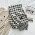Elegante sciarpa a quadri grigi e bianchi con etichetta tessuta blu su tessuto - Stile Nappina a Quadri / Bianco
