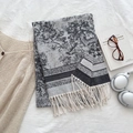 Scialle stile cashmere con stampa astratta bianca e nera e finitura con frange - Nero