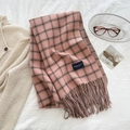 Sciarpa a quadri rosa e marrone con lunghe frange ed elegante etichetta ricamata - Stile Nappina a Quadri / Rosa