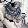 Chal reversible de paisley azul y rosa con flecos colgado en una silla blanca - 70-185CM / Azul