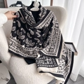 Elegante chal jacquard de cachemira blanco y negro con flecos en una silla de felpa - 70-185CM / Negro
