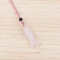 Pendentif poisson en quartz rose artisanal avec cordon tressé rose et perle noire - Quartz rose