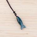 Pendentif poisson sculpté en héliotrope sur cordon tressé brun avec perle noire - Agate d'Inde